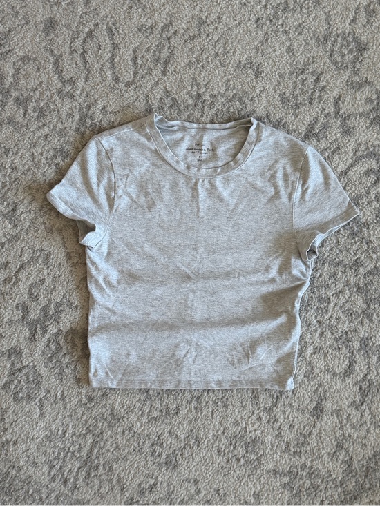 Abercrombie & Fitch Tops - Abercrombie Essential Baby Tee 🩶
